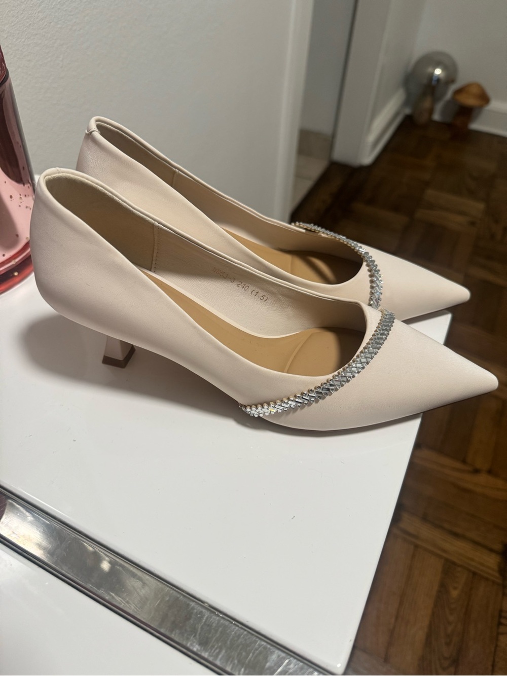 Stylish Pointed Heels - Picture 2 of 4